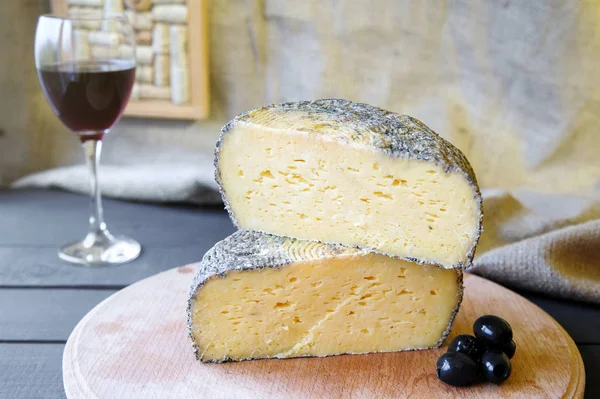 Maasdam formaggio fatto in casa su tavola di legno con olive Immagini Stock Royalty Free