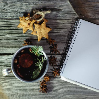 Geleneksel meyveli bir eski woode üzerinde eski kupa şarap mulled