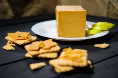geleneksel İskandinav organik kahverengi peynir brunost. Sağlıklı B