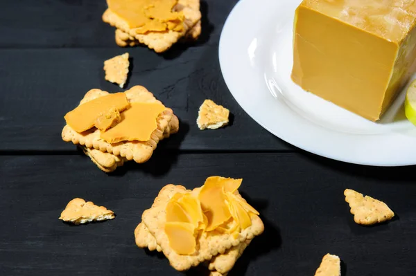 Traditionella skandinaviska ekologisk brun ost tillverkas. Friska B — Stockfoto