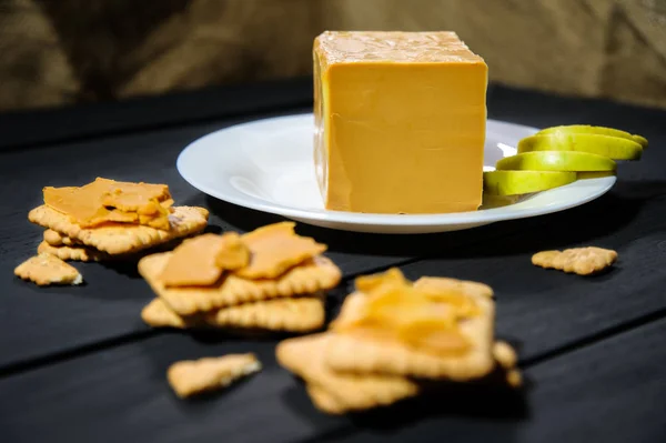 Tradicional queijo marrom orgânico escandinavo brunost. B saudável Fotos De Bancos De Imagens