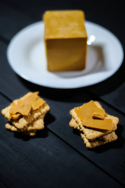 Tradicional escandinavo queso moreno orgánico brunost. Saludable B Imágenes de stock libres de derechos