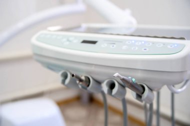 Dişçi aletleri ile sığ derinlik-in tarla