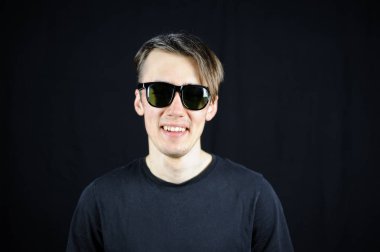 siyah bir zemin üzerine genç bir adam portresi