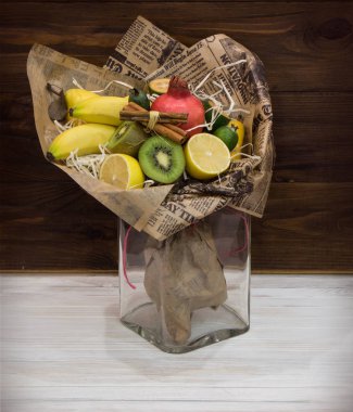 Ahşap arka plan üzerinde meyve buketi