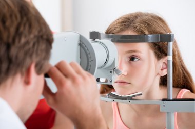 Bir Optometrist vizyon test yapıyor 
