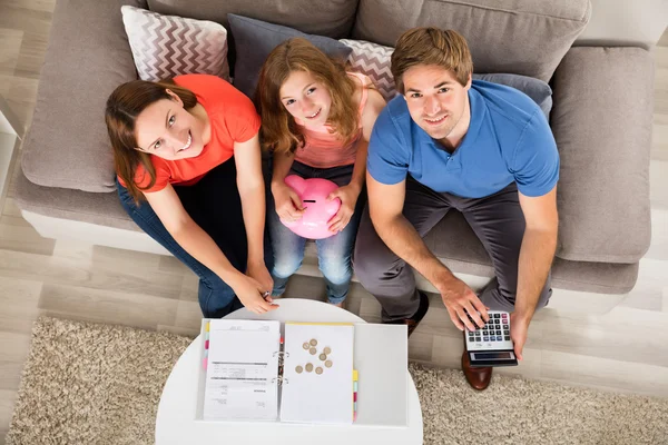 Lächelnde Familie bei der Steuerberechnung — Stockfoto