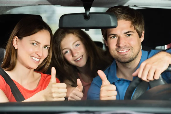 Paar rijden In auto met hun dochter — Stockfoto