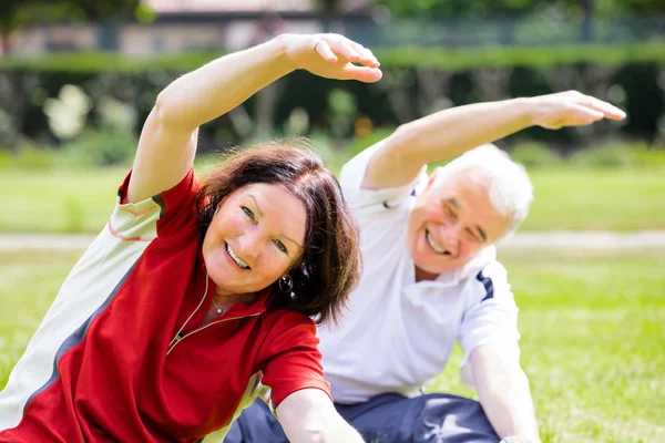 Glückliches Paar turnt im Park — Stockfoto