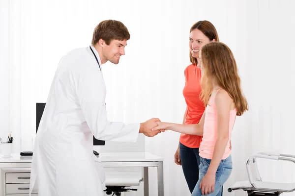 Médico Handshaking menina — Fotografia de Stock