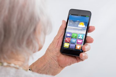 Smartphone kullanarak kadın kıdemli Close-Up