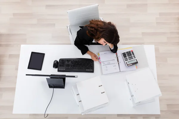 Deprimida empresaria sentada en el escritorio de la oficina —  Fotos de Stock