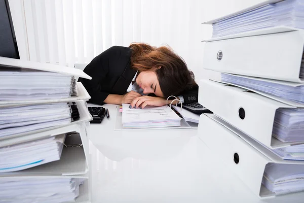 Donna d'affari che dorme sulla scrivania — Foto Stock