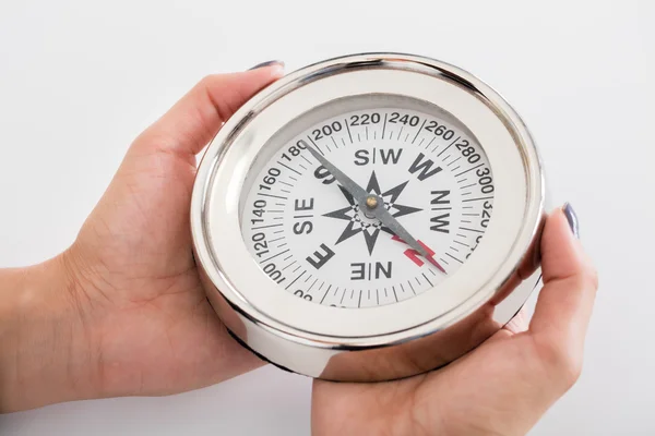 Person Hand innehav kompass — Stockfoto