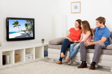 Mutlu aile evde televizyon izlerken