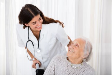 kadın doktor yardımcı kıdemli hasta