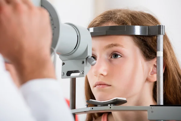 Bir Optometrist vizyon kız test yapıyor — Stok fotoğraf
