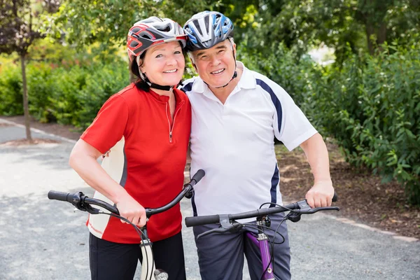 Пара пожилых людей с велосипедами — стоковое фото