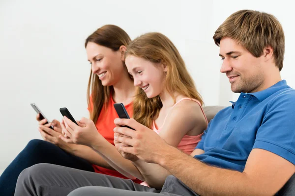 Familie gebruik mobiele telefoon — Stockfoto