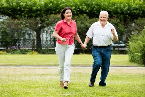 Coppia che corre nel parco — Foto Stock