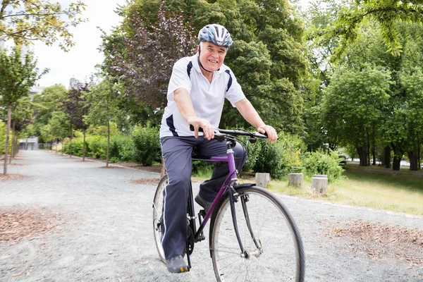 Hombre mayor montar en bicicleta —  Fotos de Stock