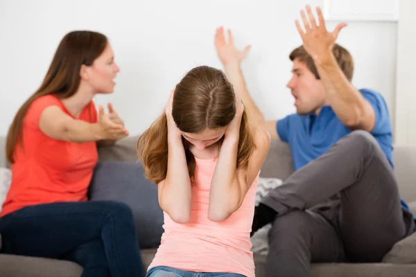 Menina perturbada na frente do pai ter argumento — Fotografia de Stock