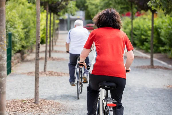 Couple de personnes âgées avec leurs vélos — Photo