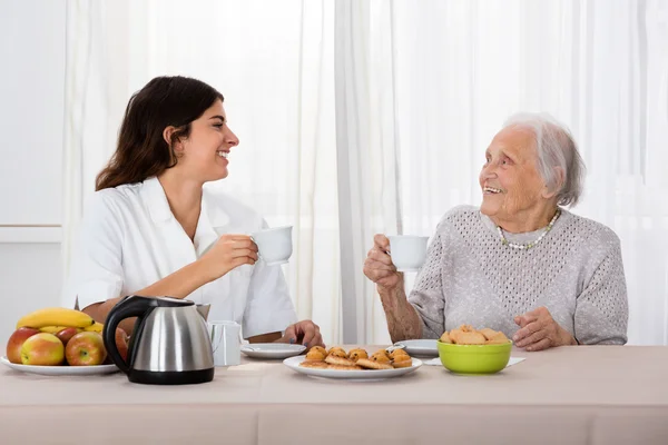 Duas mulheres desfrutando de chá — Fotografia de Stock