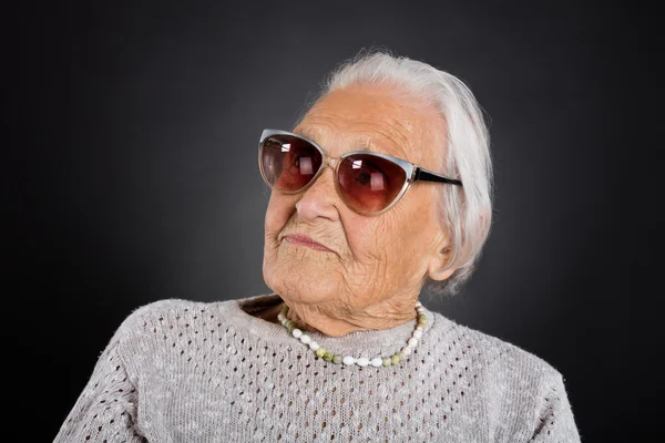 Senior femme avec des lunettes de soleil — Photo