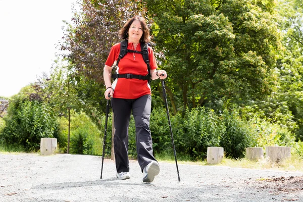 Senior vrouwelijke Hiker — Stockfoto