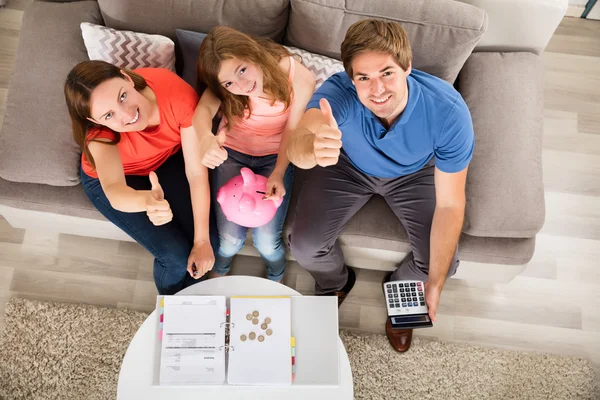 Familia feliz sentado en el sofá — Foto de Stock