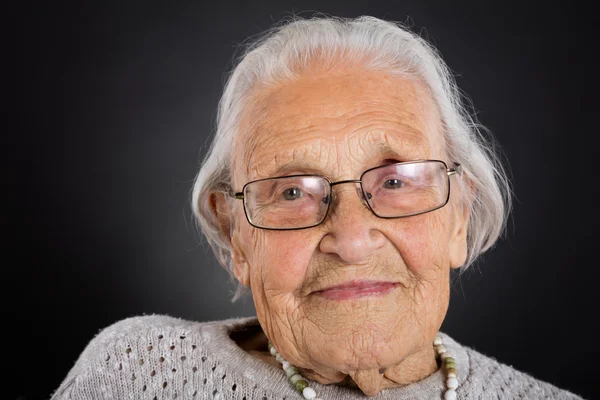 Femme âgée souriante avec des lunettes — Photo