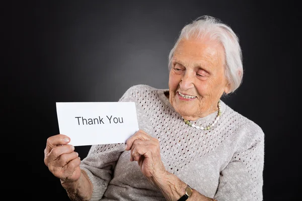 Anciana mostrando tarjeta de agradecimiento — Foto de Stock