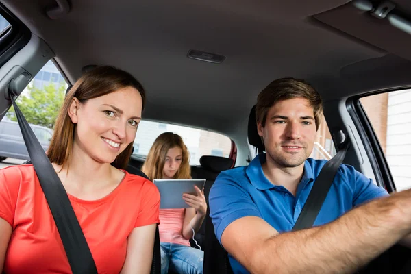 Famiglia andando per un giro in auto — Foto Stock