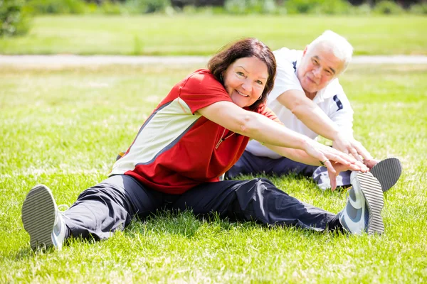 Couple faisant de l'exercice de conditionnement physique — Photo