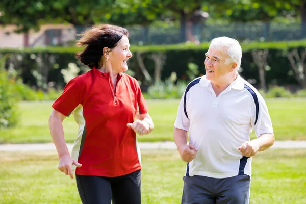 Par som springer i parken — Stockfoto