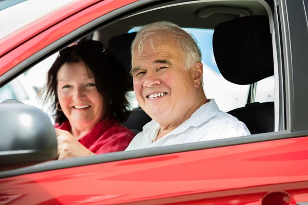 Paar sitzt im Auto — Stockfoto