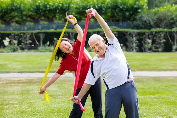 Упражнения для пожилых пар с поясами для йоги — стоковое фото