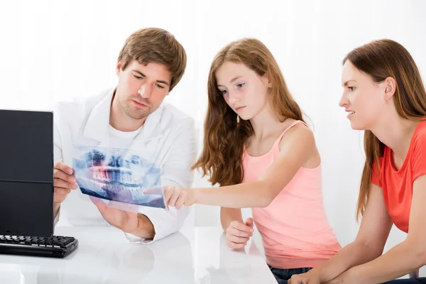 Medico mostrando denti X-ray — Foto Stock