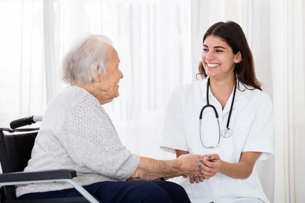 Médico con las manos en la mano Paciente Senior —  Fotos de Stock