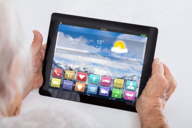 kadın kıdemli holding dijital tablet 