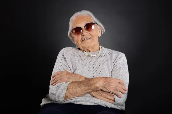 サングラスをかけた年配の女性 — ストック写真