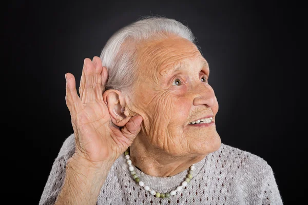 Felice donna anziana cercando di sentire — Foto Stock