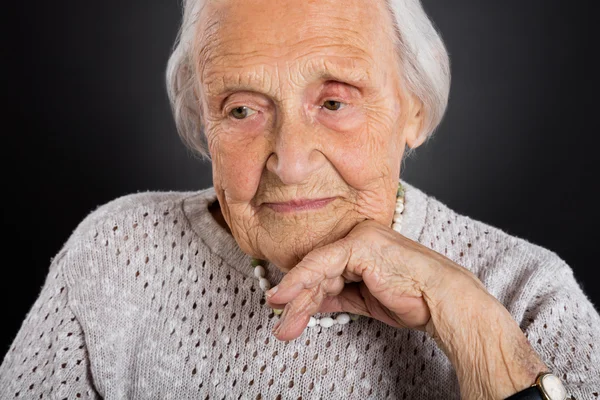 Портрет вдумчивой пожилой женщины — стоковое фото