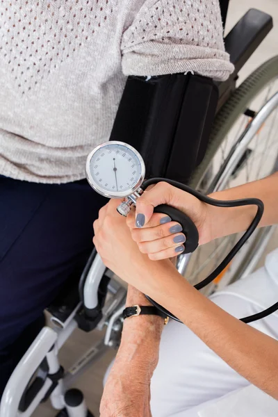 Médico control de la presión arterial del paciente — Foto de Stock