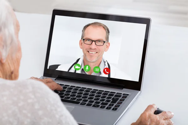 Senior vrouw videovergaderingen op Laptop — Stockfoto