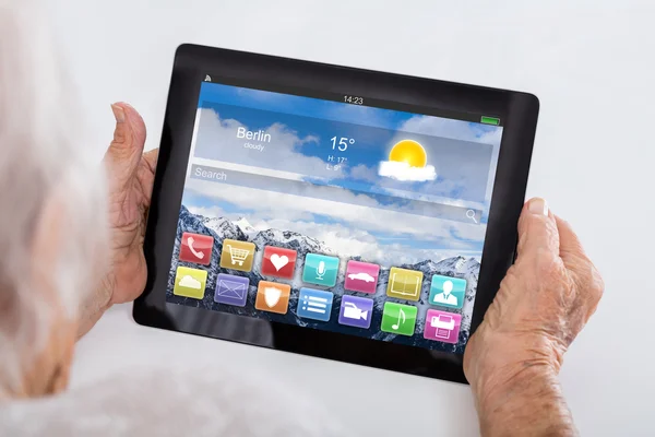 Senior vrouw bedrijf digitale Tablet PC — Stockfoto