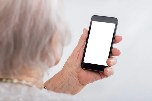 Ανώτερος γυναίκα χρησιμοποιώντας smartphone — Φωτογραφία Αρχείου