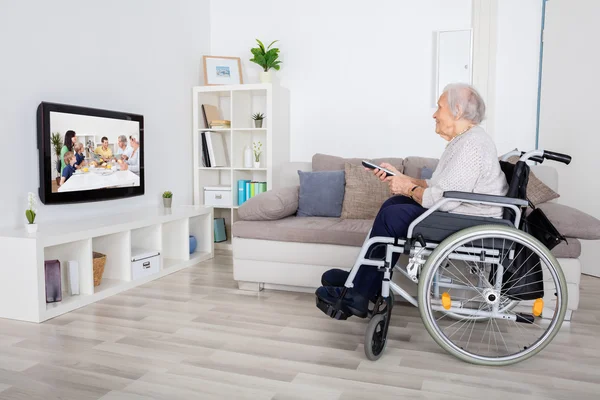 Grand-mère regardant un film à la télévision — Photo