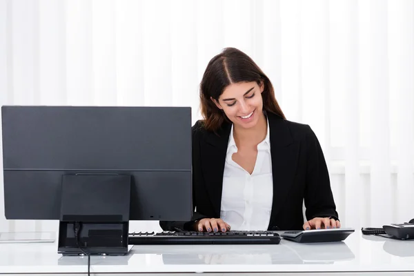 Businesswoman Working In Office — Stock Photo, Image